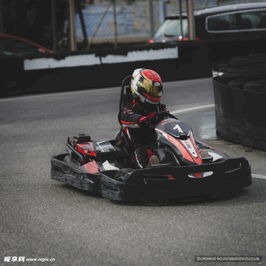 卡丁車選手賽道飛馳
