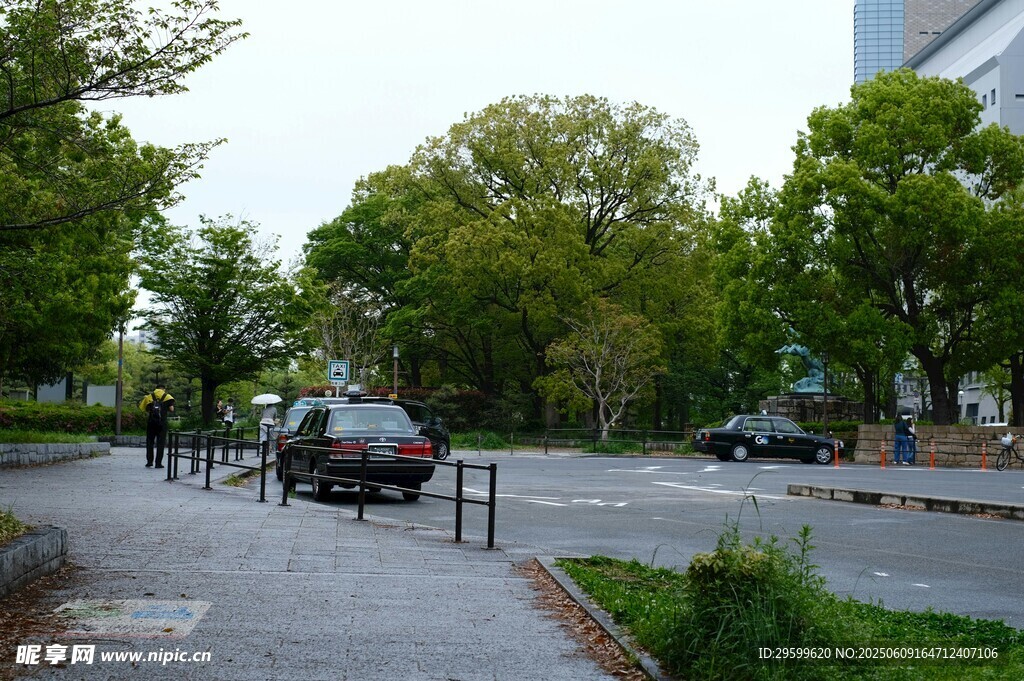 城市街邊停放的自行車場景
