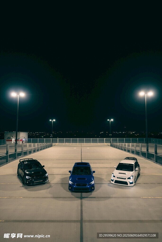 夜晚停車場中的三輛汽車