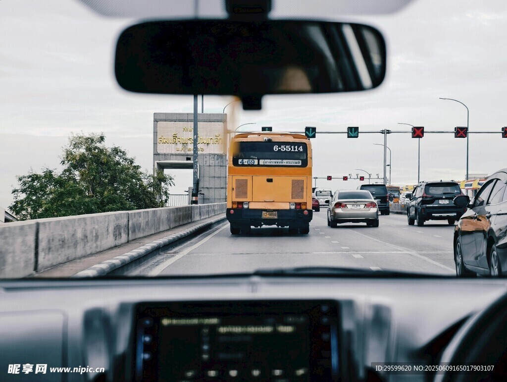 車內視角看前方交通狀況