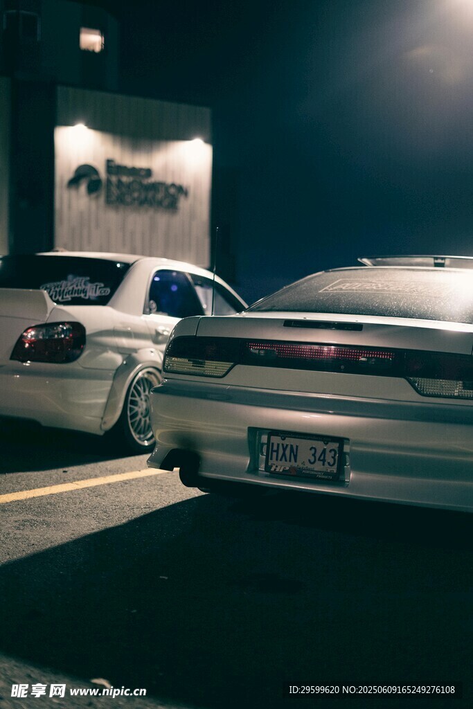 夜晚停車場(chǎng)中的兩輛轎車