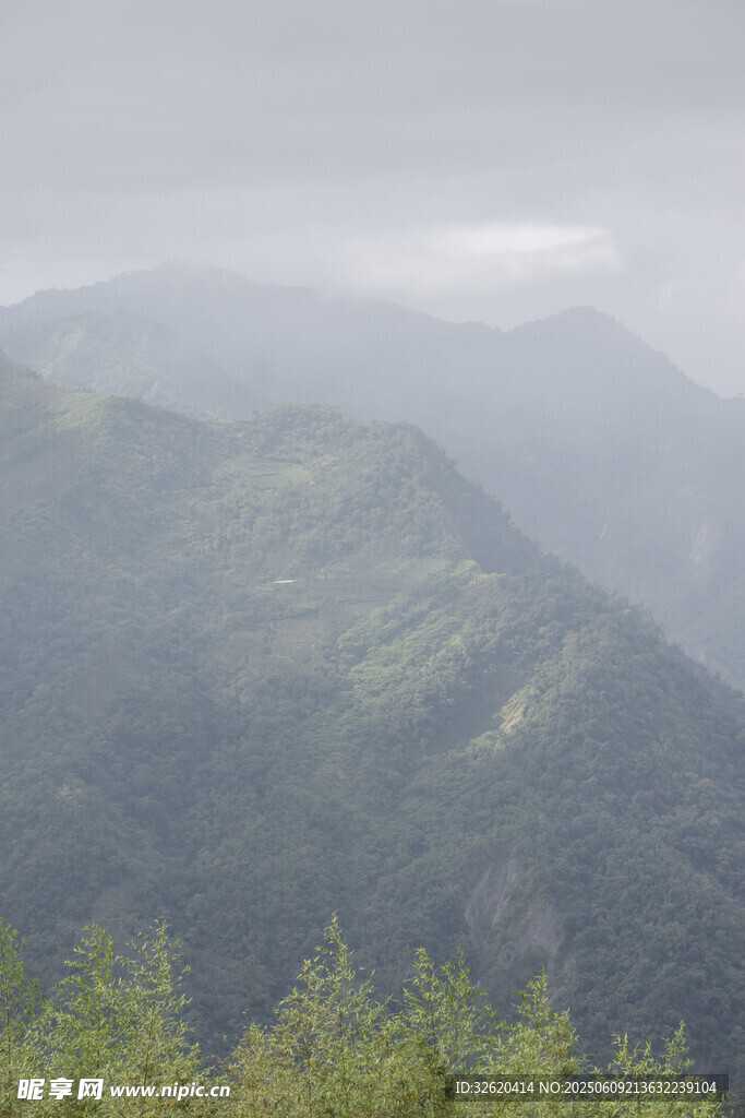 山巒疊翠的壯闊自然景觀