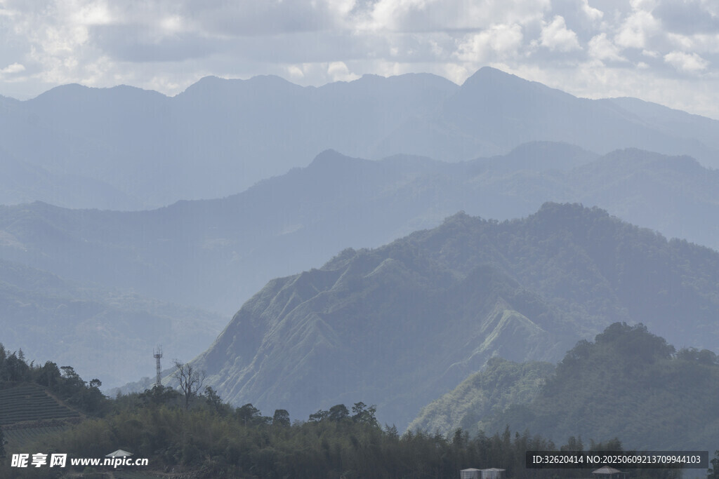 山巒云霧間的自然美景