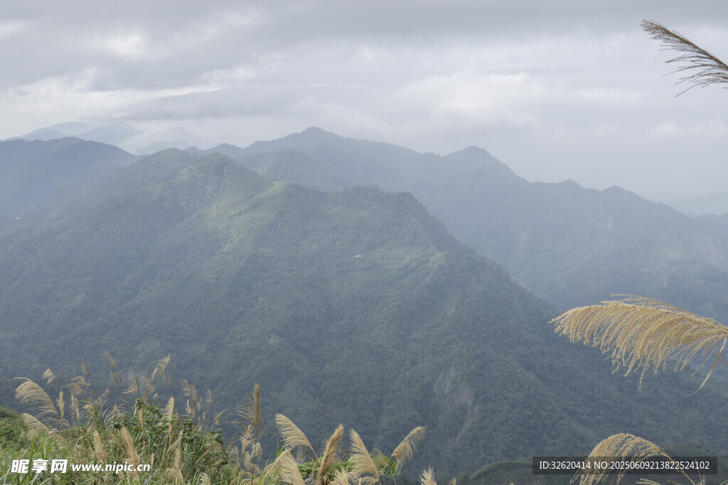 山巒云霧間的自然美景