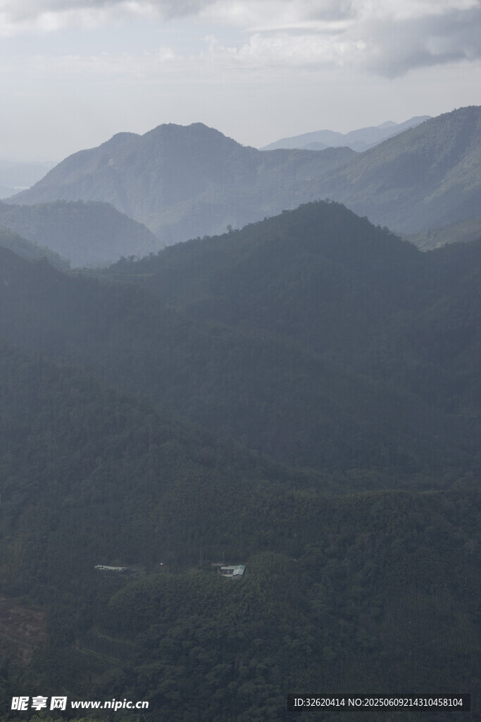 山巒疊翠的壯闊自然景觀