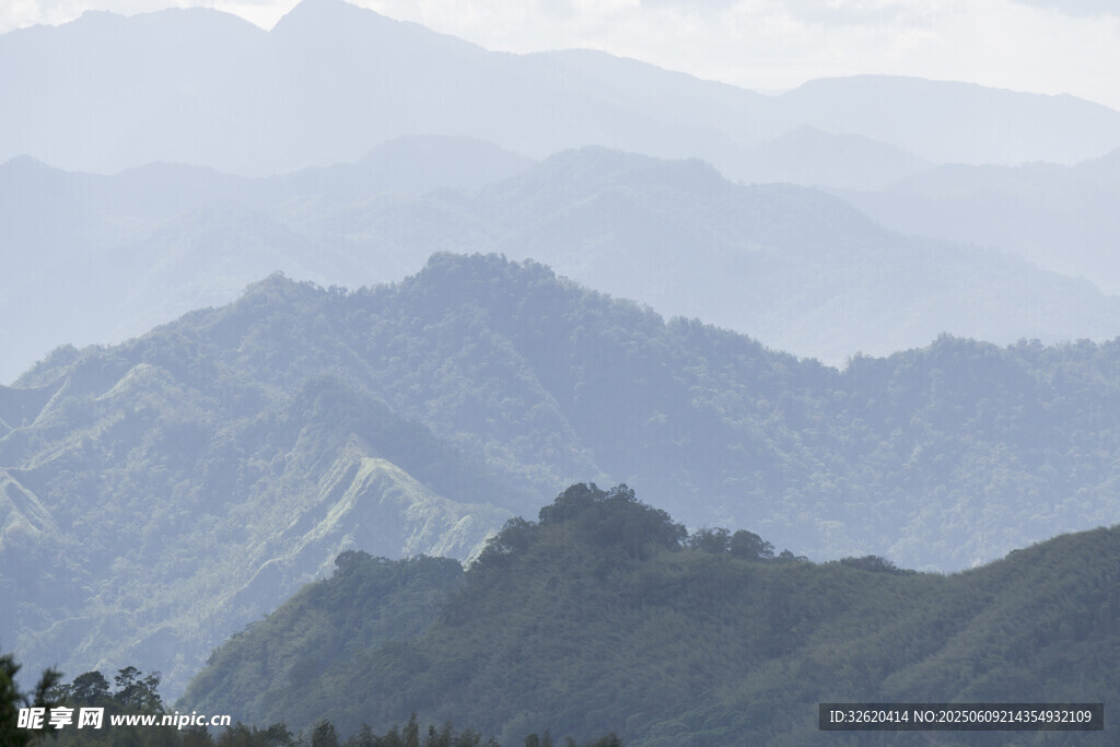 山巒疊嶂的壯美自然景觀