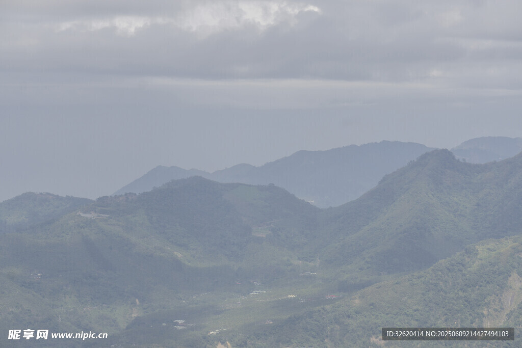 山巒疊翠的自然美景