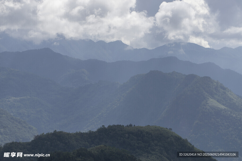 山巒云海壯麗自然景觀