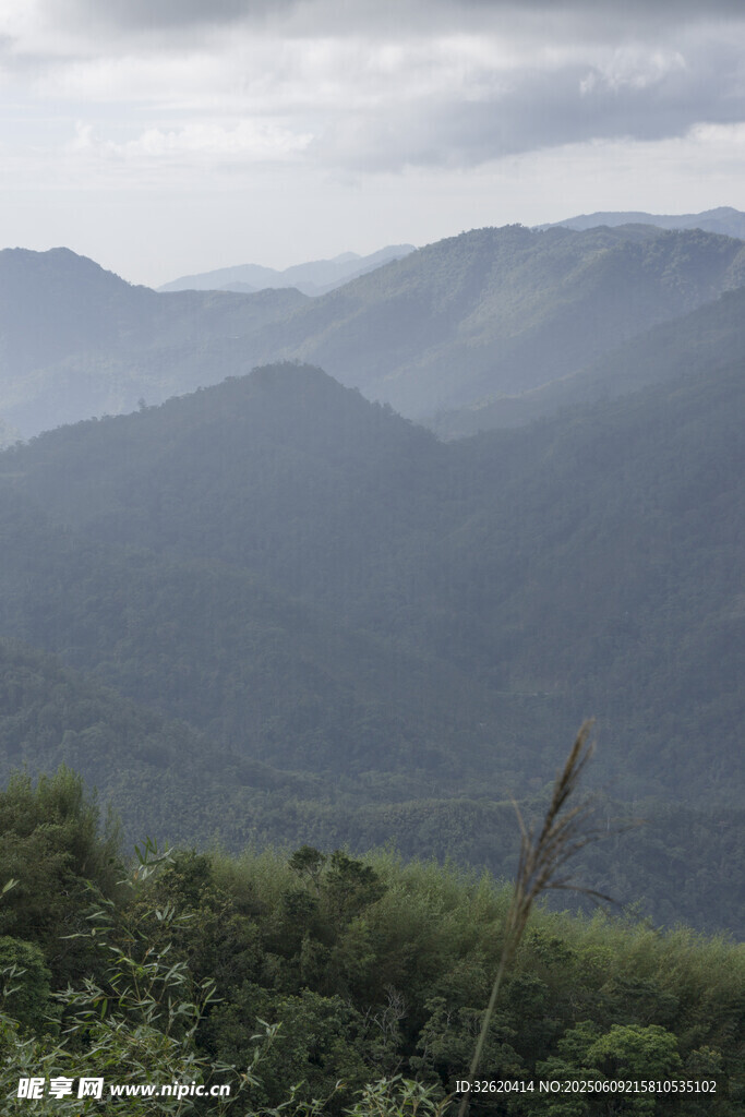 山巒云霧間的自然景致