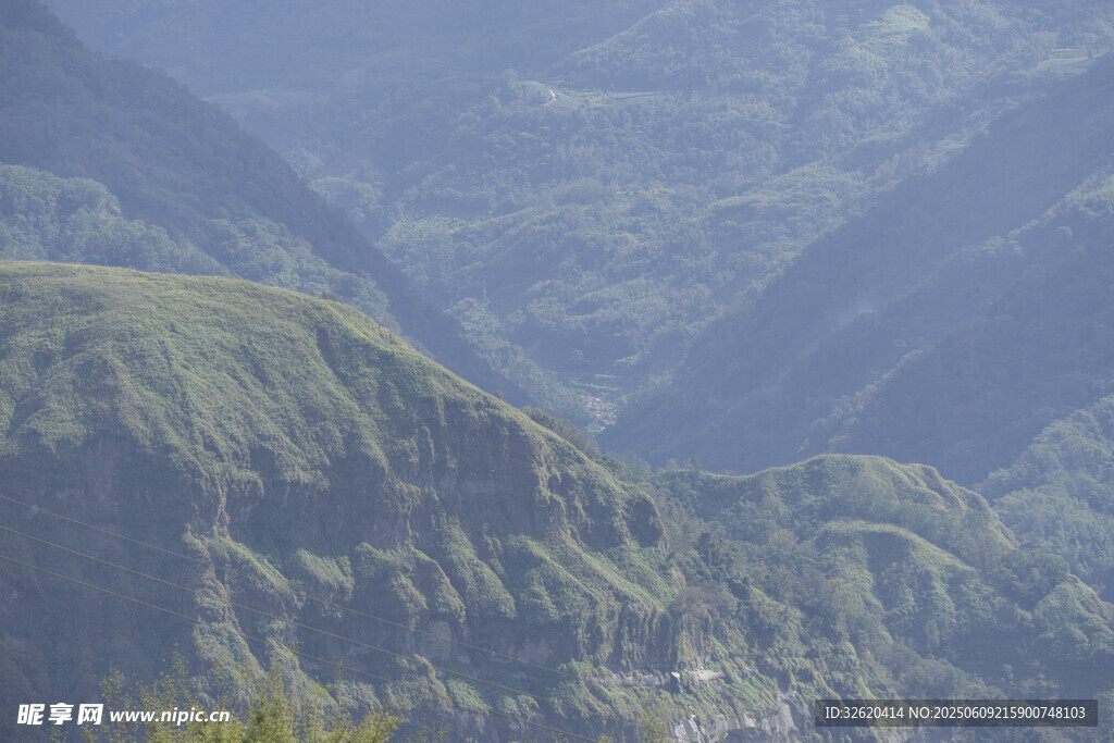 青山連綿的壯闊山間景色