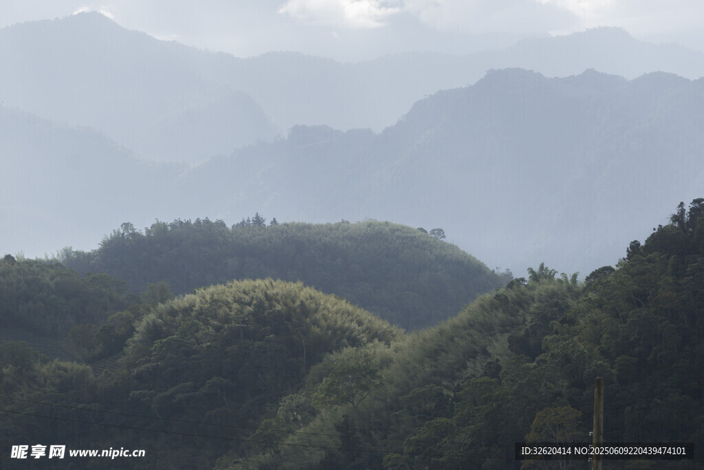 山林間的朦朧遠山景色