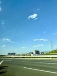 寬闊公路與晴朗藍天