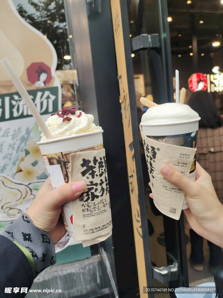 手持特色飲品展示瞬間