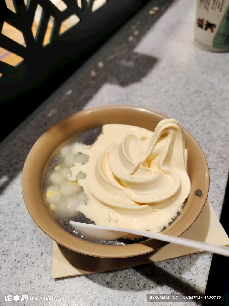 美味奶油水果冰淇淋