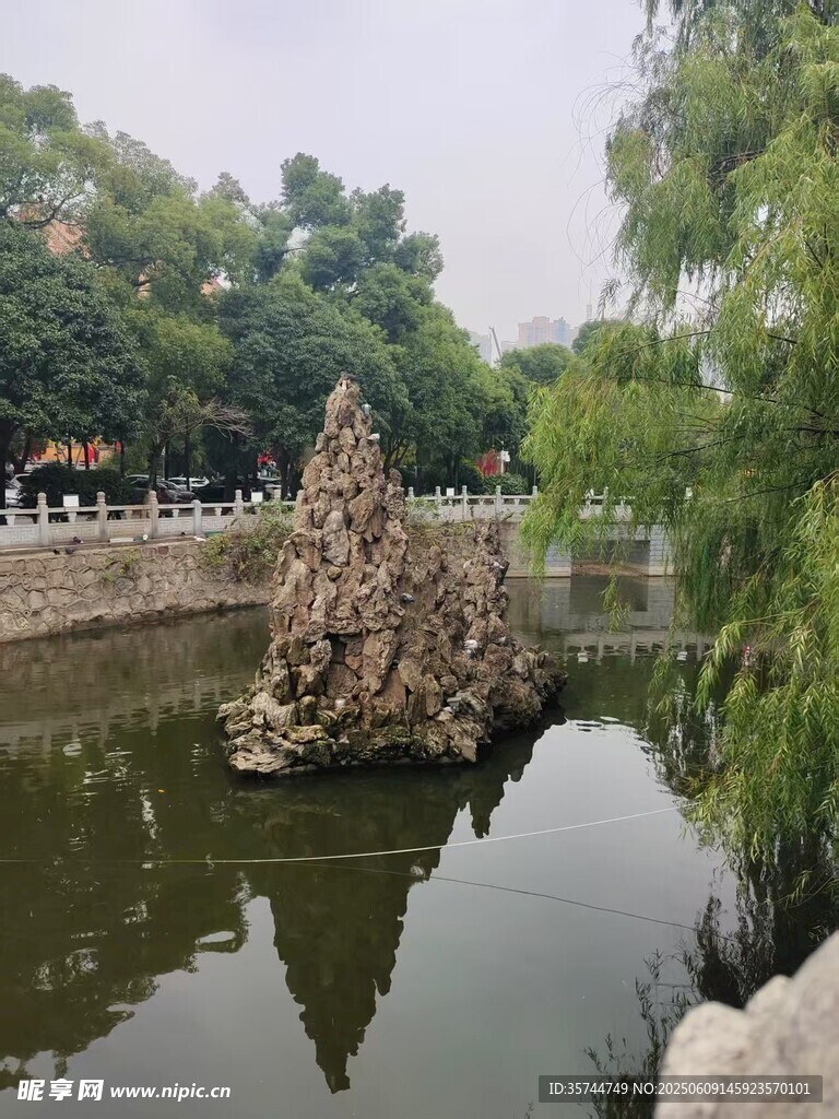 湖畔奇石景觀