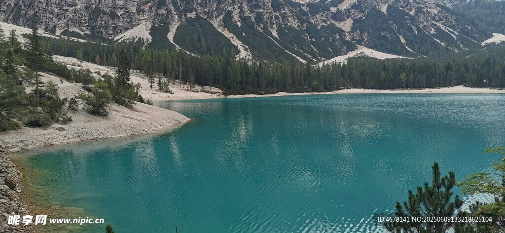 高山下的碧藍澄澈湖泊