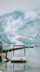 湖畔棧橋 遠山云霧繚繞