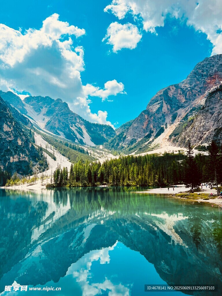 高山湖泊美景如畫