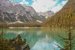 山間碧湖美景