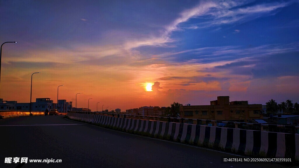夕陽下的城市道路景觀