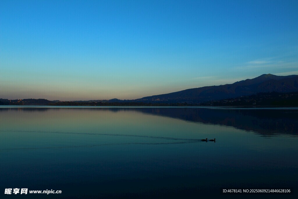 寧靜湖面與遠(yuǎn)山的黃昏美景