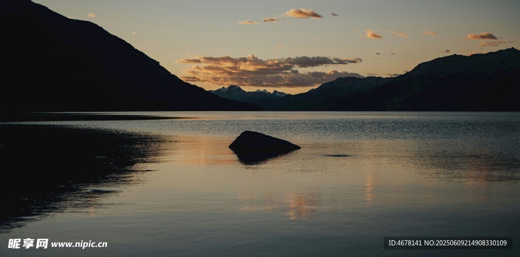 湖畔黃昏美景
