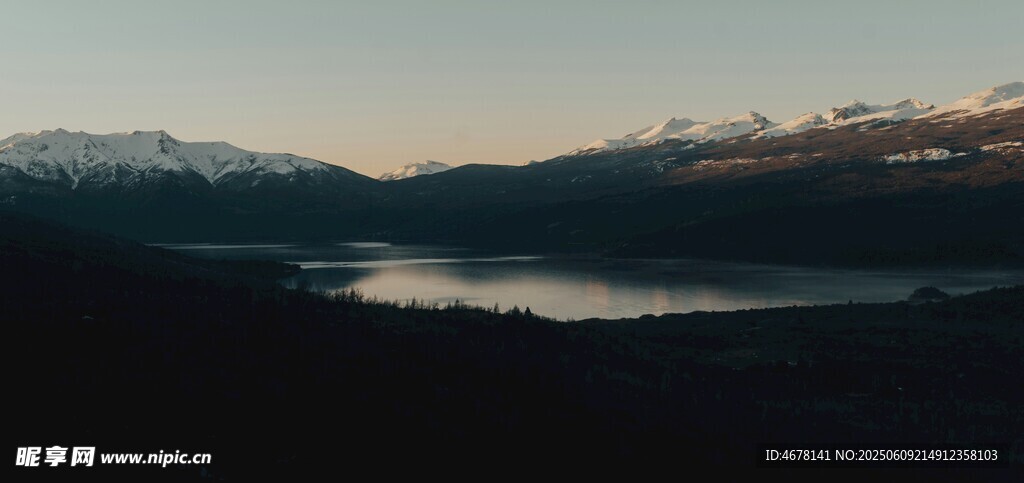 黃昏下的靜謐山水湖景