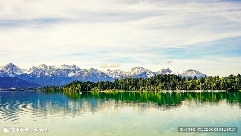 寧靜湖景與遠處山巒
