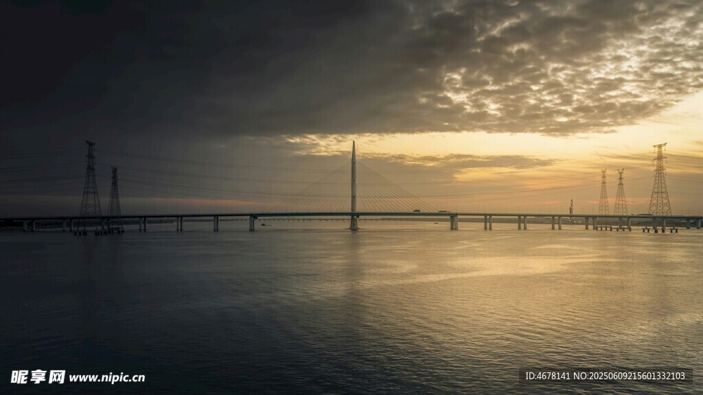日落時(shí)分的靜謐跨海大橋