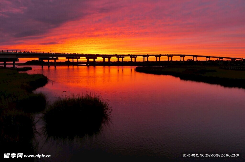 夕陽下的寧靜水面與棧橋