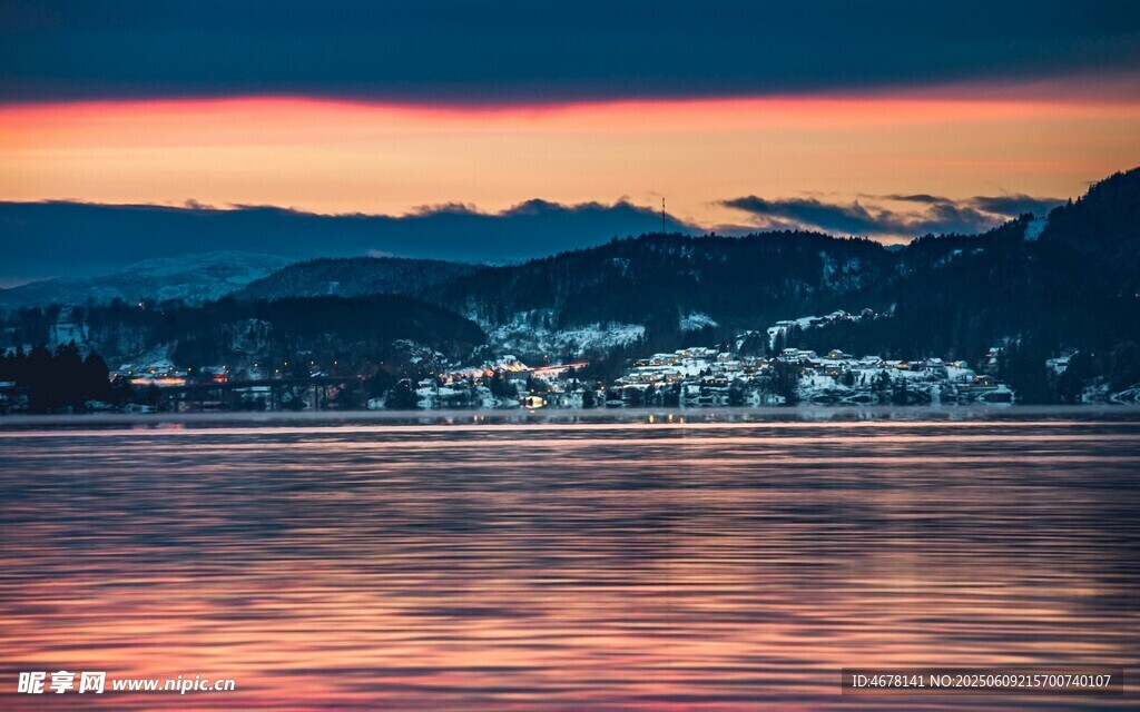 夕陽下的湖光山色美景