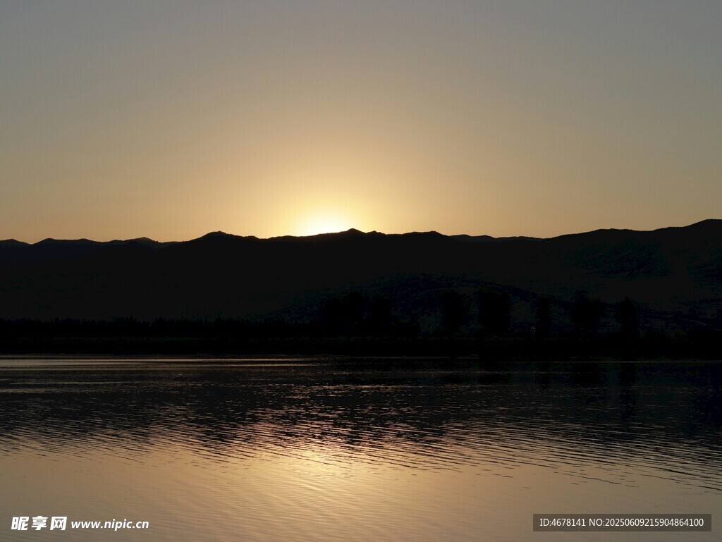 夕陽下的山水湖景