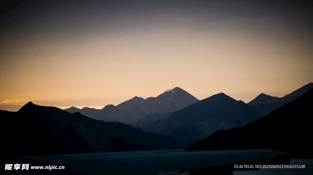 黃昏下的壯麗山脈景觀