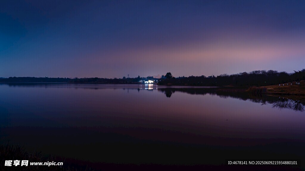湖畔暮色中的靜謐美景