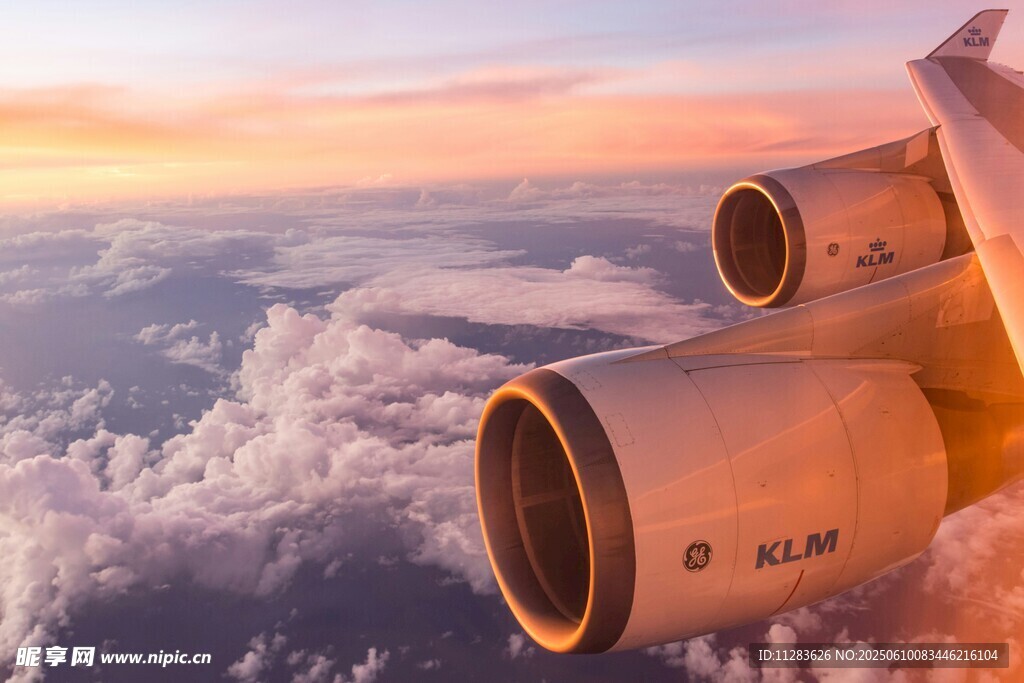 高空飛機引擎與壯麗云海