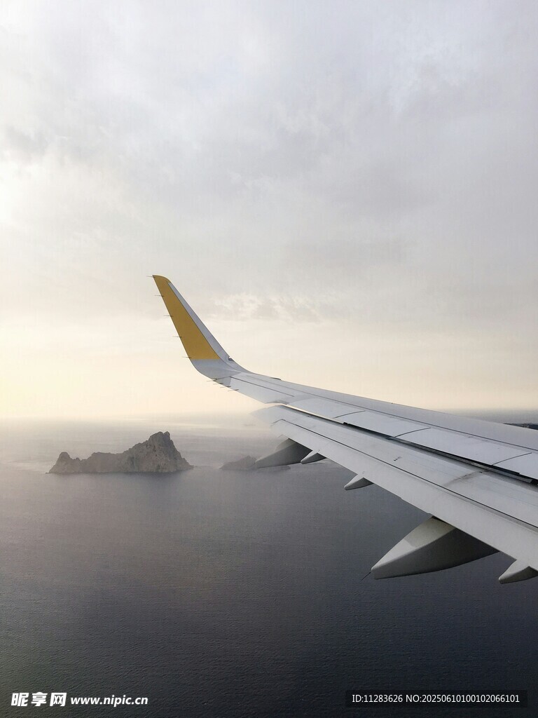 飛機(jī)機(jī)翼下的云海景觀