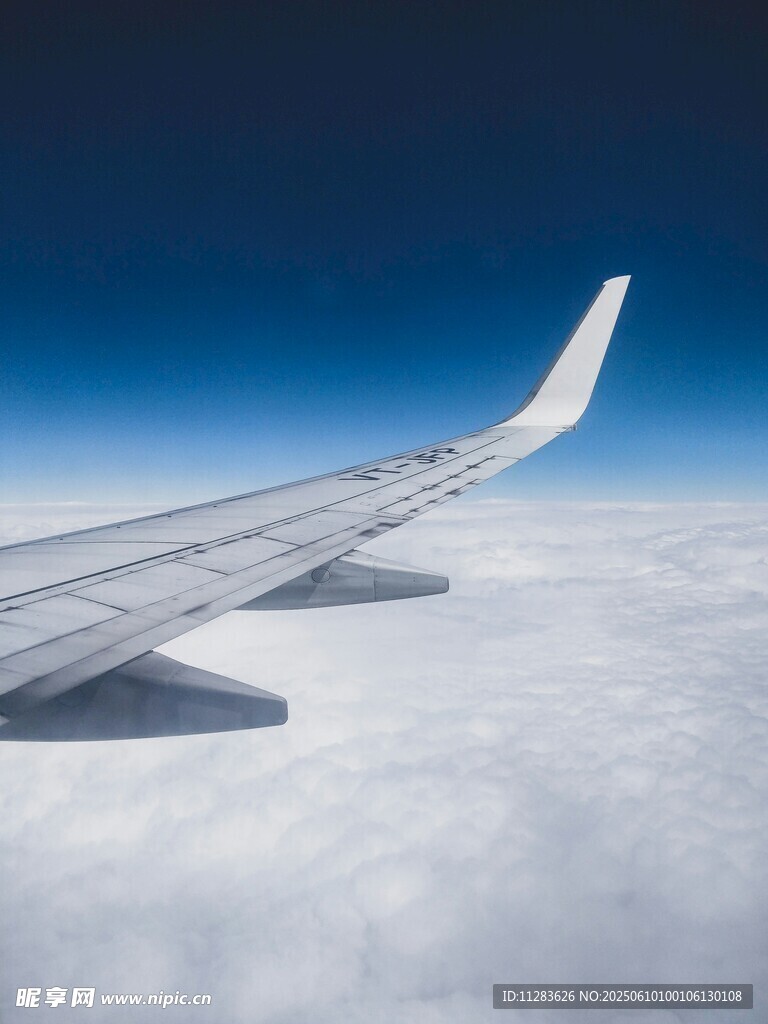 飛機機翼俯瞰云海美景