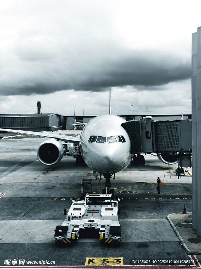 機(jī)場(chǎng)停機(jī)坪上的大型客機(jī)