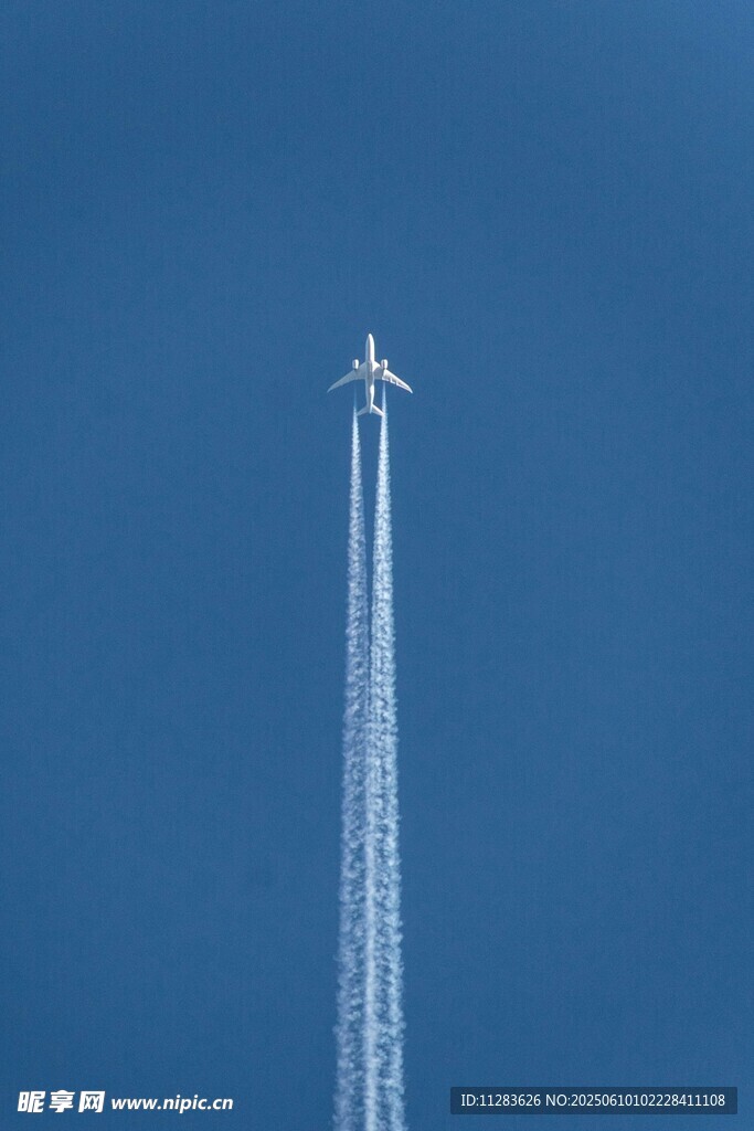 飛機在藍天留下雙道尾跡