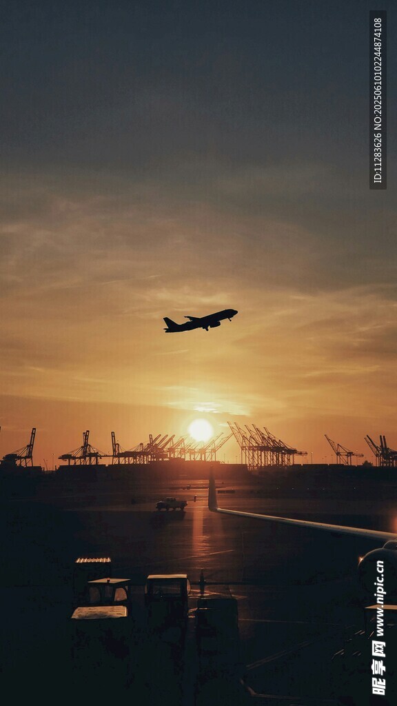 夕陽下機場飛機起飛瞬間