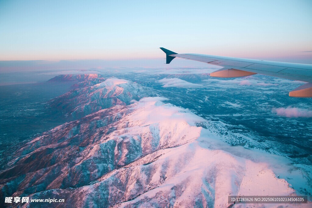 高空俯瞰雪山與飛翔的鳥