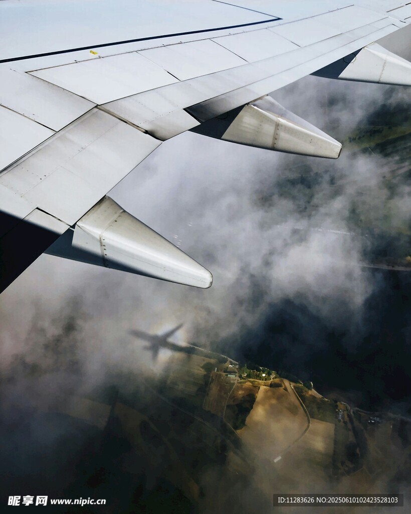 飛機機翼穿云海