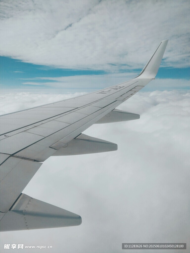 飛機機翼與高空景致