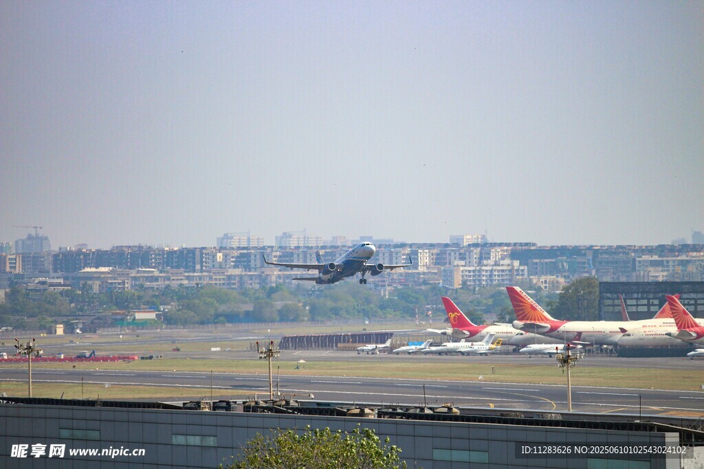 機場上空直升機與飛機景象