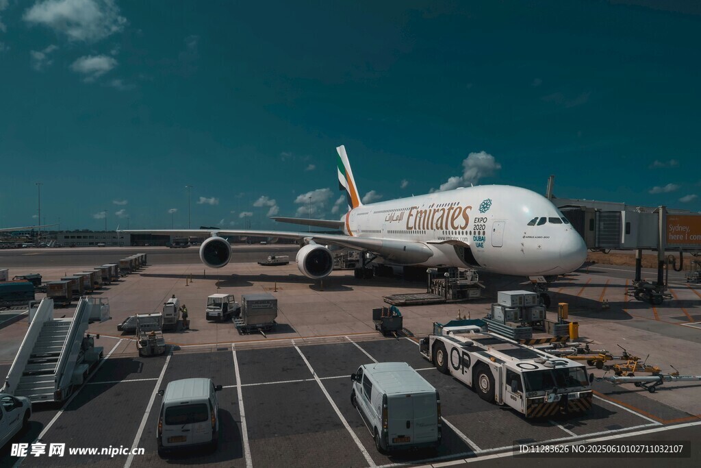 機場停機坪上的大型客機