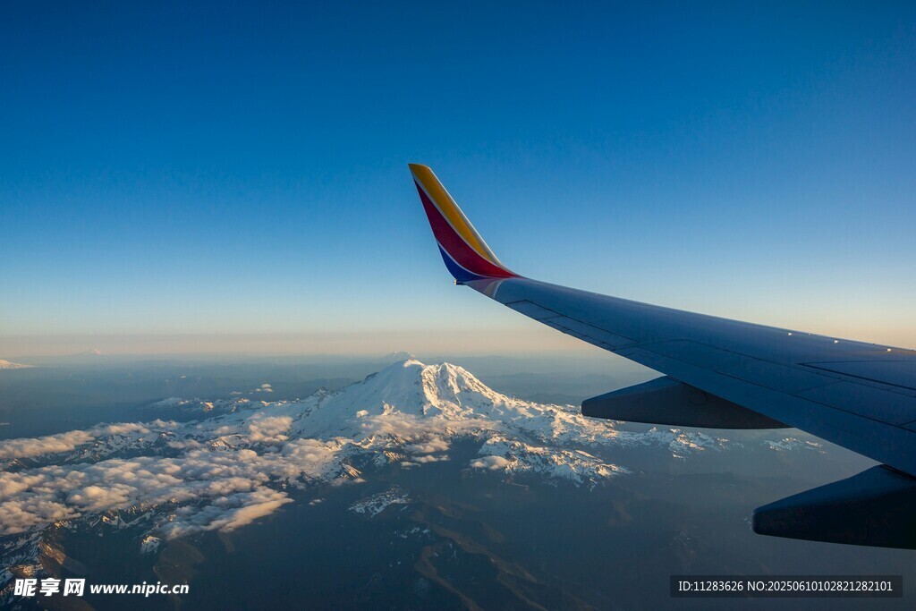 機窗外的壯麗雪山景觀