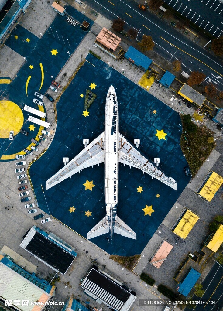 機場停機坪上的大型客機