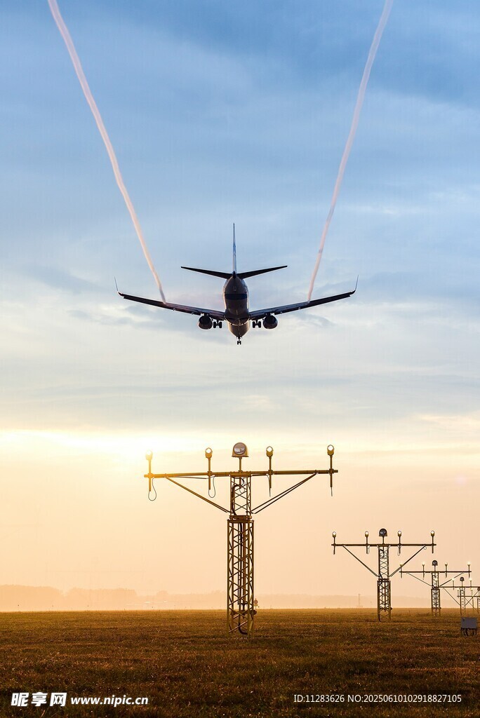 飛機(jī)飛越田野與輸電塔