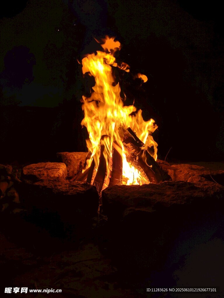 篝火熊熊燃燒的夜晚