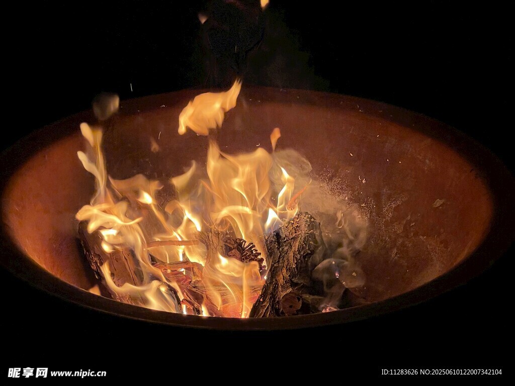 燃燒的火焰在容器中